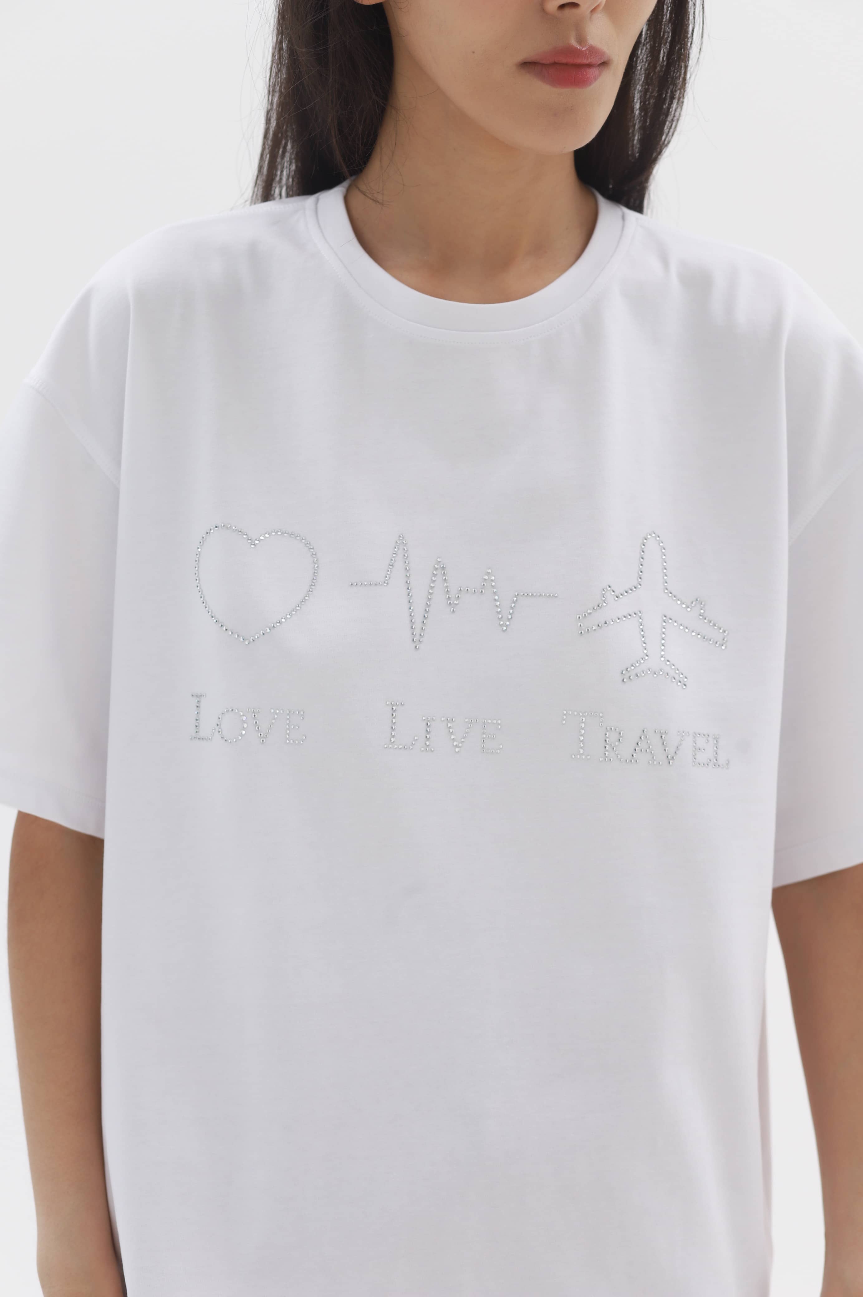 Футболка оверсайз Love Live Travel стразы — Белая — кадр 3